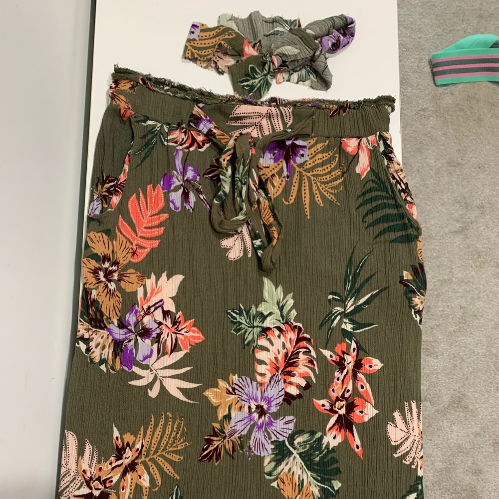 Knee length hibiscus skirt and hair knotted band